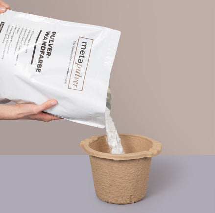 Wasser abmessen und in den Eimer – mit dem Messbecher. Farb-Pulver einrühren.
Fünf Minuten kräftig mixen und fertig ist deine streichfertige Dispersionsfarbe!